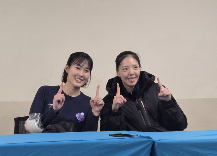 [서울=뉴시스] 문채현 기자 = 여자 프로배구 IBK기업은행 박은서(왼쪽)와 육서영이 15일 서울 장충체육관에서 열린 진에어 2025~2026 V-리그 여자부 GS칼텍스와의 경기에서 승리한 뒤 '11승'을 의미하는 손가락 포즈를 취하고 있다. 2026.01.15. dal@newsis.com *재판매 및 DB 금지
