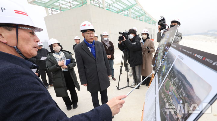 [전주=뉴시스] 김얼 기자 = 우범기(가운데) 전주시장이 16일 전북 전주시 전주 육상 경기장 및 야구장(복합스포츠타운)을 방문해 기자단과 함께 상황판을 살펴보고 있다. 2026.01.16. pmkeul@newsis.com
