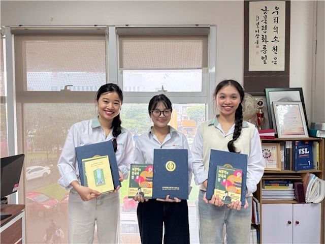 [서울=뉴시스] 공모전에 참가한 베트남 동아대학교 학생들이 수상 기념 촬영을 하고 있다. (사진=사이버한국외대 제공) 2026.01.16. photo@newsis.com *재판매 및 DB 금지