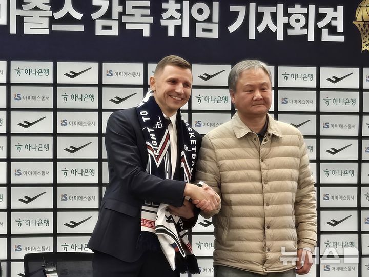 [서울=뉴시스] 하근수 기자= 한국 남자 농구 국가대표팀에 부임한 니콜라이스 마줄스 감독과 유재학 한국농구연맹 위원장. 2026.01.16. hatriker22@newsis.com 