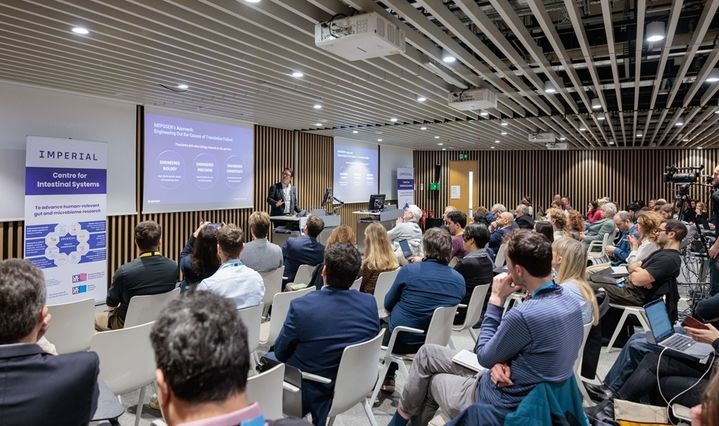 [서울=뉴시스] 임페리얼 칼리지 런던 CIS 개소식에서 Keynote 강연을 진행하고 있는 멥스젠 김용태 대표. (사진=멥스젠 제공) 2026.1.18. photo@newsis.com *재판매 및 DB 금지