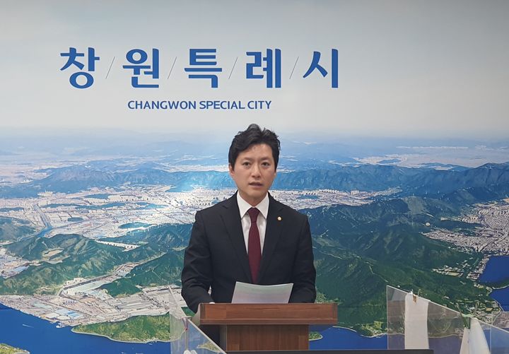 [창원=뉴시스] 강경국 기자 = 김영록 경남 창원시의원이 16일 창원시청 프레스센터에서 기자회견을 열고 장애인 전용 주차구역 축소 조례 개정 추진과 관련해 입장을 밝히고 있다. 2026.01.16. kgkang@newsis.com *재판매 및 DB 금지