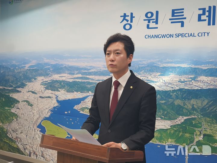 [창원=뉴시스] 강경국 기자 = 김영록 경남 창원시의원이 16일 창원시청 프레스센터에서 기자회견을 열고 장애인 전용 주차구역 축소 조례 개정 추진과 관련해 입장을 밝히고 있다. 2026.01.16. kgkang@newsis.com