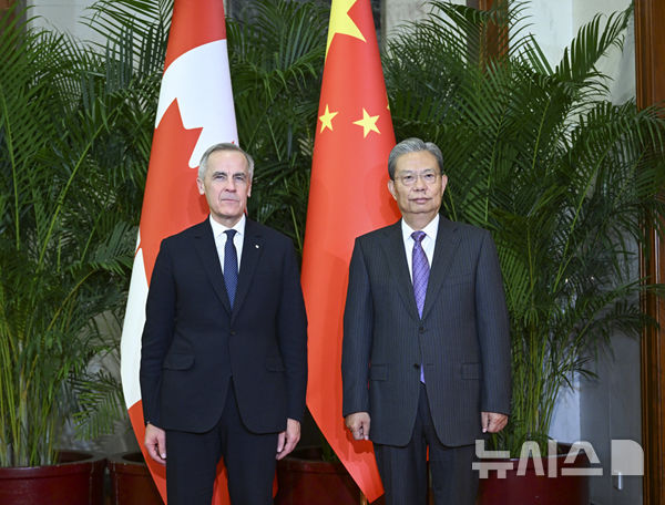 [베이징=뉴시스] 자오러지 전국인민대표대회(전인대) 상무위원장이 15일 베이징에서 마크 카니 캐나다 총리와 만나 기념촬영을 하고 있다.(사진=중국 외교부 홈페이지 갈무리) 2026.01.16 photo@newsis.com