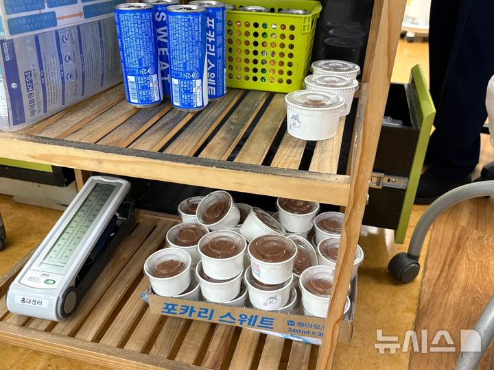 [서울=뉴시스] 김다빈 인턴기자 = 서울 마포구 홍대 헌혈의집 내부 선반에 쌓인 두쫀쿠(두바이 쫀득 쿠키)와 음료. 2026.01.16. photo@newsis.com 