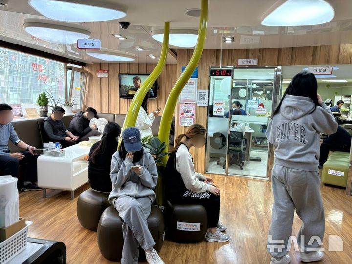 '헌혈 절벽' 우려 속 2030, 두쫀쿠향에 '우르르'…간만에 붐빈 헌혈의집[현장]