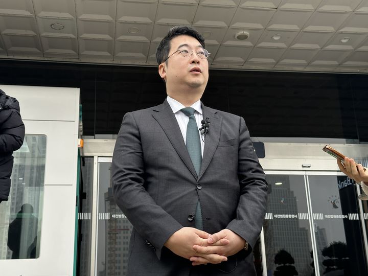 [대전=뉴시스] 김도현 기자 = 16일 오전 명재완씨가 항소심에서도 무기징역을 선고받자 피해자 측 변호인이 기자 질문에 응답하고 있다. 2026.01.16. kdh1917@newsis.com *재판매 및 DB 금지