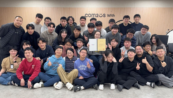 [서울=뉴시스] 컴투스의 오케스트라 자회사형 장애인 표준사업장 컴투스위드는 특수교육활동에 기여한 공로를 인정받아 경기도교육청으로부터 교육감 감사장을 받았다. (사진=컴투스위드 제공) *재판매 및 DB 금지