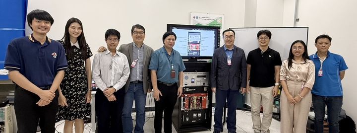 [대전=뉴시스] 표준과학연구원(KRISS) 직원들이 태국 원자력청에 수출한 면적선원 표면방출률 측정 일차표준기 앞에서 태국 원자력청 관계자들과 기념촬영을 하고 있다.(사진=KRISS 제공) *재판매 및 DB 금지