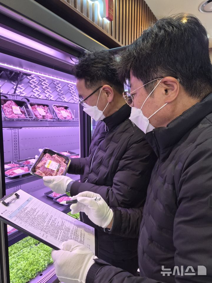 [전주=뉴시스]윤난슬 기자 = 전북농협은 설 명절을 앞두고 축산물 소비가 늘어나는 시기를 맞아 오는 2월 11일까지 농·축협 축산물 사업장을 대상으로 위생·안전 특별점검을 실시한다고 16일 밝혔다. (사진=전북농협 제공) photo@newsis.com 