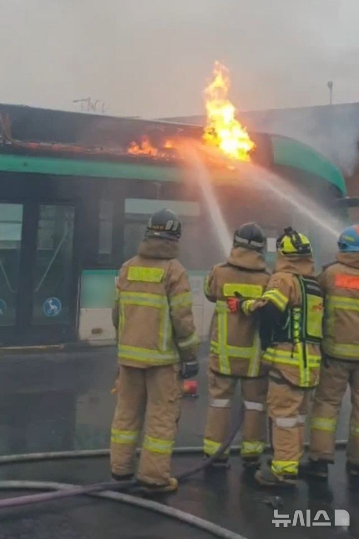 [김포=뉴시스] 16일 오전 경기 김포시 양촌읍 한 차고지에 세워진 전기버스에서 불이 나 소방당국이 진화 작업을 벌이고 있다. (사진=김포소방서 제공) 2026.01.16. photo@newsis.com 