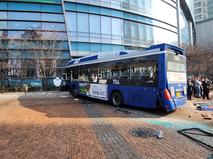 서대문역 버스 돌진 사고로 13명 부상…중상 2명(종합)