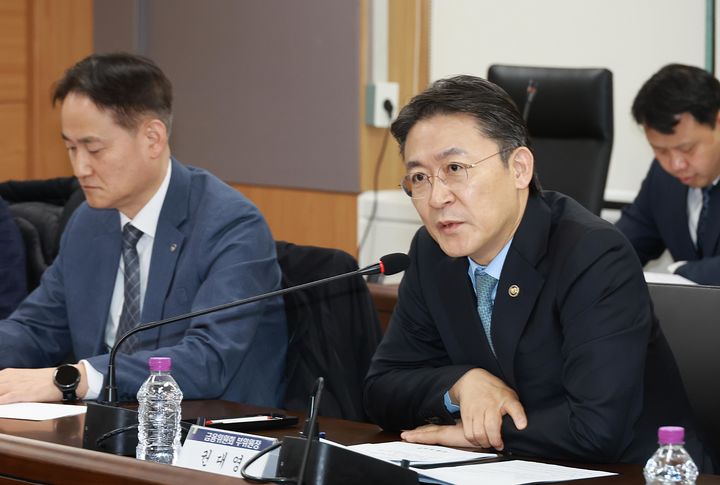 권대영 금융위원회 부위원장이 16일 오전 서울 종로 정부서울청사에서 개최한 지배구조 선진화 TF 첫 회의에서 금감원·금융권·연구원·학계·법조계등과 금융권 지배구조의 공정성·투명성을 제고하기 위한 제도개선 방안 등에 대해 논의했다. (사진=금융위원회 제공) *재판매 및 DB 금지