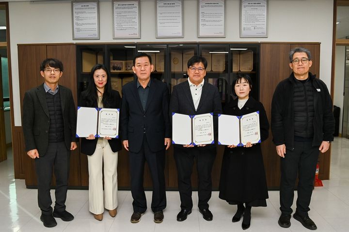 [원주=뉴시스] 원주시시설관리공단 관계자들이 새로 위촉된 법률·노무 고문들과 함께 기념 촬영하고 있다. (사진=원주시시설관리공단 제공) 2026.01.16. photo@newsis.com *재판매 및 DB 금지