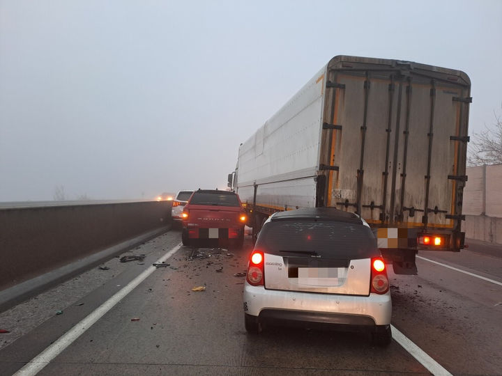 부안 서해안고속도로 차량 9대 연쇄추돌…1명 경상(종합)