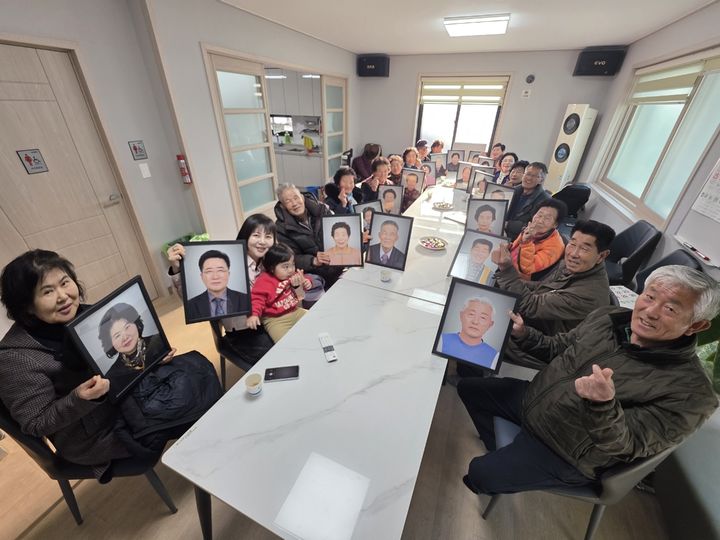 [통영=뉴시스] 신정철 기자= 경남 통영시 광도면 호암마을 회관에서 16일, 지역 어른신들을 위한 아주 의미있는 장수사진 전달식이 열렸다, 사진은 '메이크업 보다' 하지만 대표와 '함께하는 사진' 정영섭 대표, 덕포교회 하석봉 목사가 함께 주최한 장수사진을 전달식 모습.(사진=독자 제공).2026.01.16. photo@newsis.com *재판매 및 DB 금지