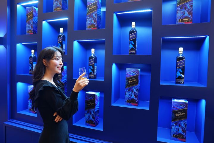 [서울=뉴시스] 롯데백화점 잠실점 에비뉴엘 지하1층에서 진행하는 '조니워커 블루 말띠 에디션' 팝업스토어 사진.(사진=롯데백화점 제공) *재판매 및 DB 금지
