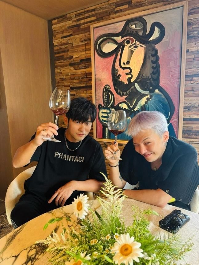 [서울=뉴시스] 갤럭시코퍼레이션 소속 가수 지드래곤(GD, 오른쪽)과 중화권 톱스타 주걸륜이 함께 있는 모습 (사진=갤럭시코퍼레이션 제공) *재판매 및 DB 금지