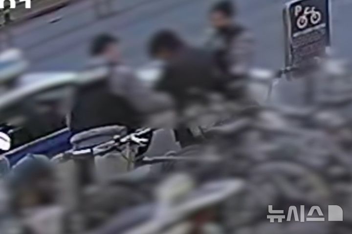 [부천=뉴시스] 15일 오후 서울 종로구 한 길거리에서 부천 금은방 강도살인 사건 용의자(가운데)가 경찰에 검거되고 있다. (사진=경기 부천원미경찰서 제공) 2026.01.16. photo@newsis.com 