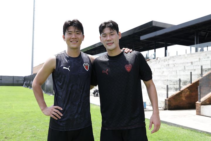[서울=뉴시스] 프로축구 K리그1 포항스틸러스의 전민광과 박찬용. (사진=포항스틸러스 제공) *재판매 및 DB 금지