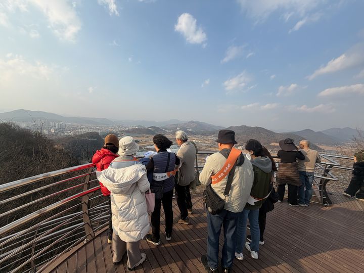[밀양=뉴시스] 학부모 관광해설사 현장 교육을 하고 있다. (사진= 밀양시 제공) 2026.01.16. photo@newsis.com *재판매 및 DB 금지