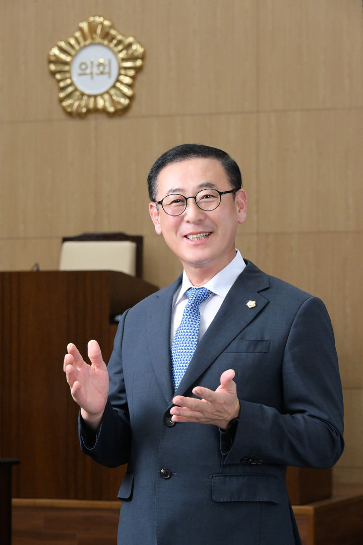 [울산=뉴시스] 울산 울주군의회는 삼동면 일대에 추진 중인 '울산 알프스 관광단지 조성사업'으로 구역 내 퇴비 제조시설의 존폐 문제가 지역 축산업계에 가축분뇨 처리 대란으로 이어질 수 있다며 대책 마련을 촉구했다고 16일 밝혔다. 사진은 이상우 군의원. (사진= 울주군의회 제공) 2026.01.16. photo@newsis.com *재판매 및 DB 금지