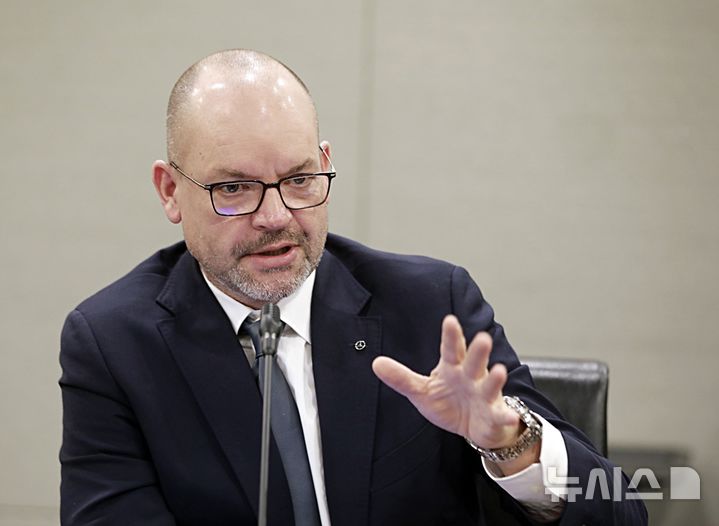 [서울=뉴시스] 요르그 부르저 메르세데스-벤츠 그룹 최고기술책임자(CTO)가 지난 15일 서울시 중구 서울스퀘어에서 진행된 간담회에서 기자들의 질문에 답변하고 있는 모습. (사진=메르세데스-벤츠 코리아 제공) photo@newsis.com