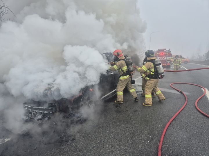 [예산=뉴시스] 16일 오전 9시50분께 대전당진고속도로 당진방향 예산 수덕사IC 톨게이트 200m 앞에서 스포츠유틸리티차량(SUV)에 불이 나 소방대원들이 진화에 나서고 있다. (사진=예산소방서 제공) 2026.01.16. photo@newsis.com *재판매 및 DB 금지
