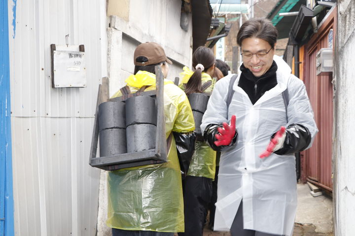 [원주=뉴시스] 한국도로공사 강원본부 직원들이 사랑의 연탄나눔 봉사활동에 참여해 이웃에게 연탄을 전달하며 온정을 더하고 있다. (사진=한국도로공사 강원본부 제공) 2026.01.16. photo@newsis.com *재판매 및 DB 금지