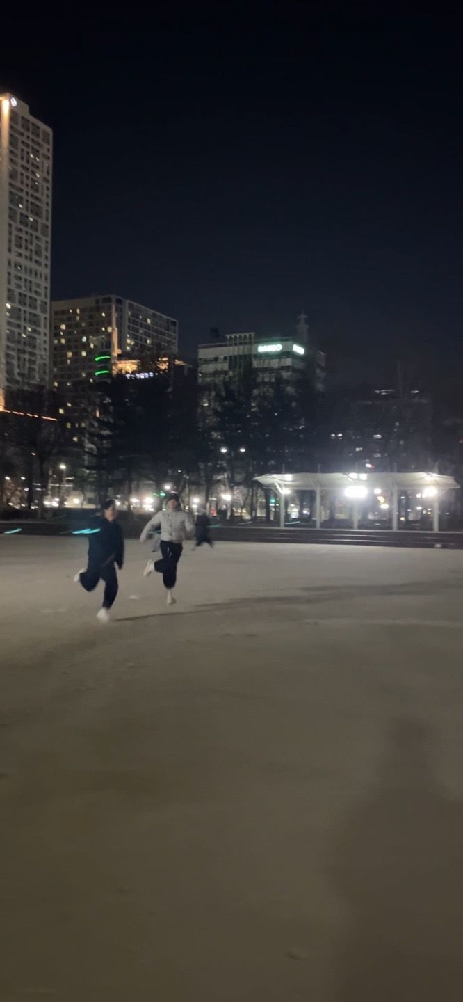 [서울=뉴시스] 밤 시간대 공원에서 '경도(경찰과 도둑)' 놀이에 참여한 청년들이 뛰어다니고 있다. (사진=독자 제공) 2026.01.17. photo@newsis.com *재판매 및 DB 금지