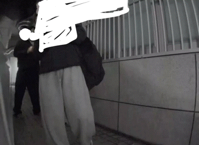 테슬라에 담뱃불 테러…CCTV에 찍힌 중학생들(영상)