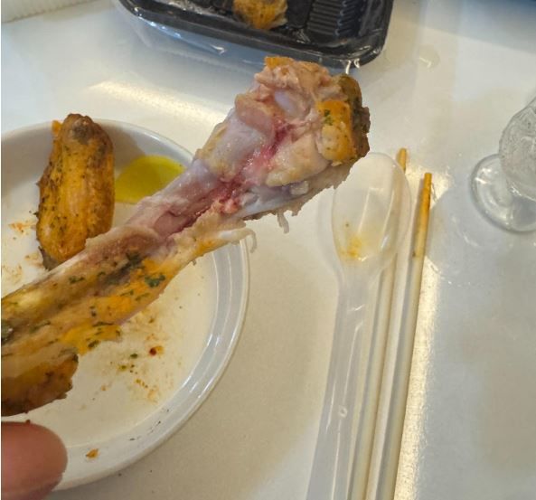 닭다리 안쪽에 붉은 살…"핑킹 현상, 문제없다" 대응 논란