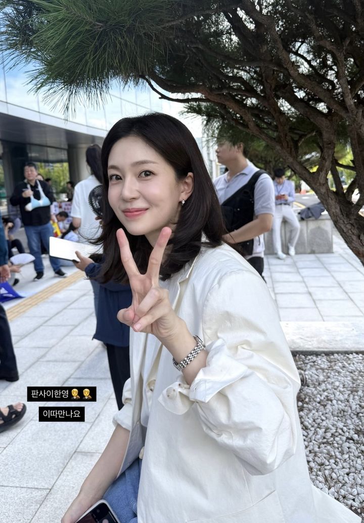 백진희 화사한 미소…뚜렷 이목구비 자랑