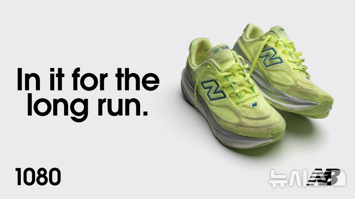 [서울=뉴시스] 이랜드월드 스포츠 브랜드 뉴발란스(NEW BALANCE)가 장시간 러닝 경험에 적합한 러닝화 '1080v15'를 오는 18일 온·오프라인을 통해 출시한다. 사진은 뉴발란스 1080v15 이미지. (사진=이랜드월드 제공) 2026.01.16. photo@newsis.com