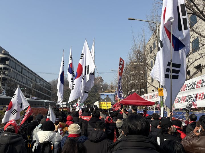 [서울=뉴시스] 권민지 수습기자 =16일 오후 서울 서초동 정곡빌딩 인근에서 윤석열 전 대통령 지지자들이 모여 집회를 하고 있는 모습..2026.1.16. ming@newsis.com *재판매 및 DB 금지 *재판매 및 DB 금지