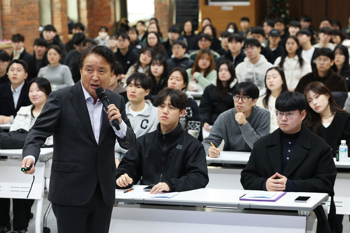 [청주=뉴시스] 김영환 충북지사가 16일 청주시 상당구 문화동 충북도청 대회의실에서 '청년이 돌아오는 행복한 충북' 주제로 특강하고 있다. (사진=충북도 제공) 2026.01.16. photo@newsis.com *재판매 및 DB 금지