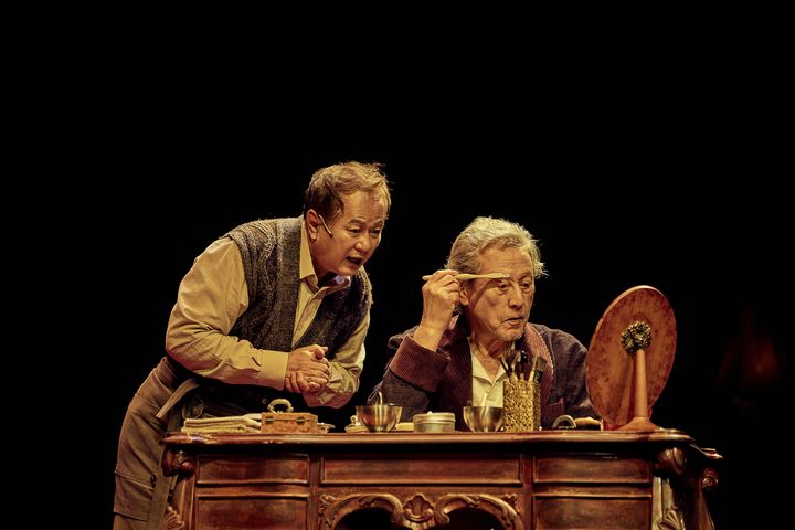 연극 '더 드레서' 공연에서 나서는 박근형(오른쪽), 송승환). (사진=나인스토리 제공) *재판매 및 DB 금지