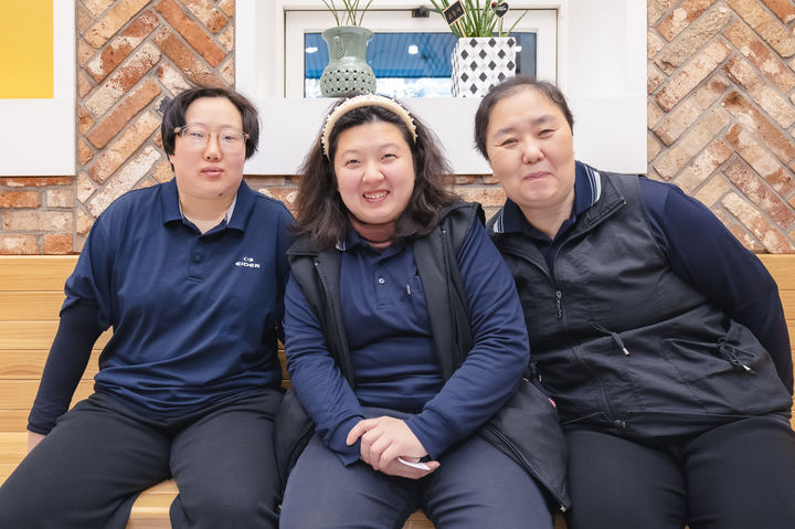 이른 새벽도, 매서운 추위도 거뜬…이룸센터 밝히는 삼총사[당신 옆 장애인]