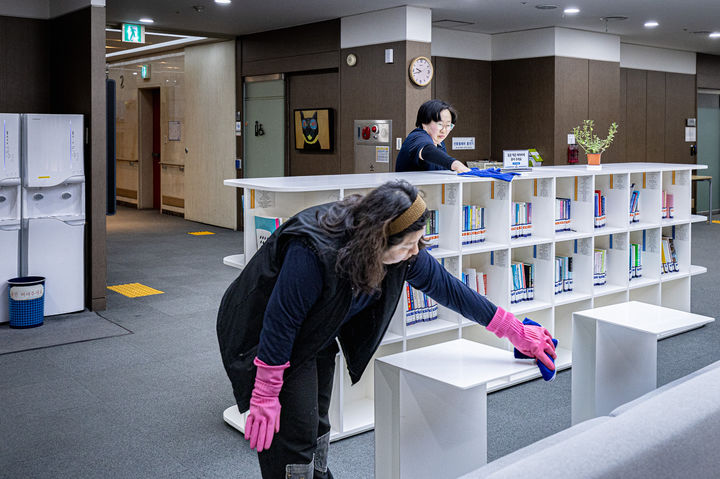 [서울=뉴시스] 한국장애인개발원 환경보조업무로 근무 중인 최진실(뒤쪽), 문설화(앞쪽)씨가 근무하는 모습 (사진=한국장애인개발원 제공) 2026.01.16. photo@newsis.com *재판매 및 DB 금지