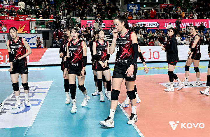 [서울=뉴시스] 여자 프로배구 정관장 선수단이 13일 대전충무체육관에서 열린 진에어 2025~2026 V-리그 여자부 페퍼저축은행과의 경기에서 패한 뒤 코트를 나서고 있다. (사진=KOVO 제공) 2026.01.13. *재판매 및 DB 금지