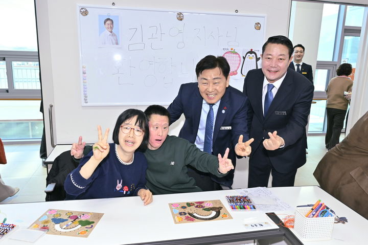 [순창=뉴시스] 16일 순창군장애인복지관을 방문한 김관영 도지사와 최영일 군수가 이용자들과 함께 사진을 찍고 있다. *재판매 및 DB 금지