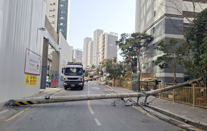 [부산=뉴시스] 16일 오후 부산 연제구 연산동의 한 신축공사현장 앞 도로에서 25t 카고트럭이 후진하던 중 전신주를 들이받아 인근 아파트 등에 정전이 발생했다. (사진=부산경찰청 제공) 2026.01.16. photo@newsis.com *재판매 및 DB 금지