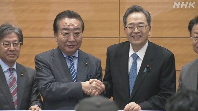 16일 통합신당 설립을 신고한 뒤 이름을 '중도 개혁연합'으로 정한 노다 요시히코 민주당 대표(왼쪽 두번째)와 사이토 데쓰오 대표가 16일 신당명칭 판을 잡고 악수 포즈를 취하고 있다 *재판매 및 DB 금지