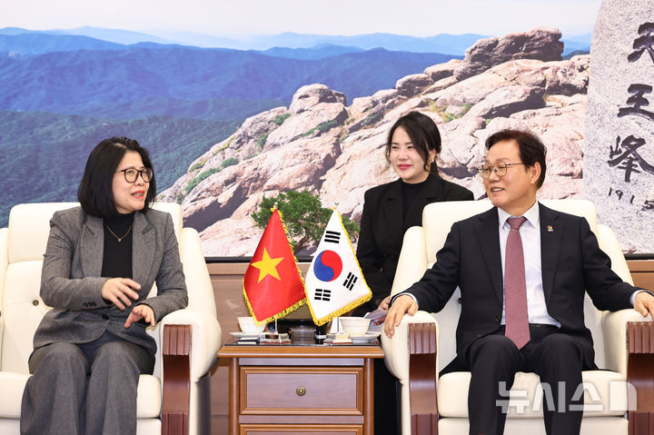 [창원=뉴시스]박완수 경남도지사가 16일 도청 접견실에서 취임 인사차 도청을 방문한 도안 프엉 란(Doan Phuong Lan) 주부산베트남총영사와 환담하고 있다.(사진=경남도 제공) 2026.01.16. photo@newsis.com