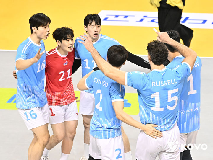 [서울=뉴시스] 남자 프로배구 대한항공 선수들이 16일 경기 의정부 경민대체육관에서 열린 진에어 2025~2026 V-리그 남자부 4라운드 KB손해보험과의 경기에서 득점을 올린 뒤 기뻐하고 있다. (사진=KOVO 제공) 2026.01.16.