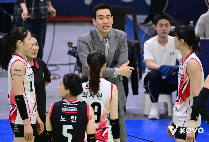 [서울=뉴시스] 여자 프로배구 정관장 고희진 감독이 16일 수원체육관에서 열린 진에어 2025~2026 V-리그 여자부 현대건설과의 경기에서 선수들을 다그치고 있다. (사진=KOVO 제공) 2026.01.16.