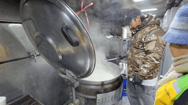 [서울=뉴시스] 솥에서 떡국이 끓고 있다. 2026.01.01. *재판매 및 DB 금지