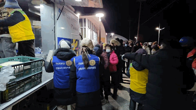 [서울=뉴시스] 떡국 배부를 기다리는 사람들이 밥차 옆에 줄을 서고 있다. 2026.01.01. *재판매 및 DB 금지
