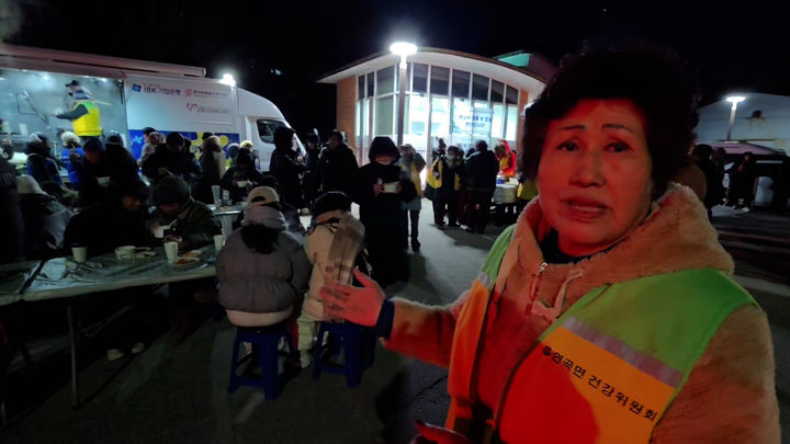 [서울=뉴시스] 17년째 쉬지 않고 1월1일에 이 행사를 운영하는 연곡면건강위원회 박점신 위원장의 모습. 2026.01.01. *재판매 및 DB 금지