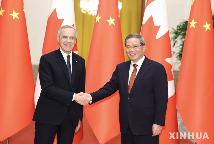 [베이징=신화/뉴시스] 리창 중국 국무원 총리가 15일 베이징 인민대회당에서 중국을 공식방문 중인 마크 카니 캐나다 총리와 만나 악수하고 있다. 2026.01.16